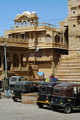 Jaisalmer, w pobliżu głównej bramy wejściowej, z prawej fragment muzeum Rajmahal