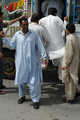 Islamabad, pan krzyczy "murirod! murirod!" - czyli "Murree Road"