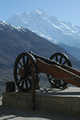 Karimabad, armata w forcie Baltit, w tle szczyt Rakaposhi