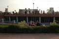 Delhi, dwie białaski wypoczywające na Connaught Place - w samym centrum miasta