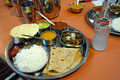 Guhagar, śniadanko za 40 rupii - chapati, ryż, dal, bhaji, naan, papad, shrikhand i amras