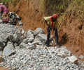 Na trasie Munnar - Top Station, robotnicy na drodze